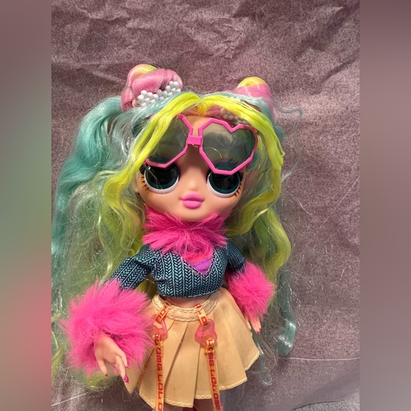 LOL Surprise OMG Sunshine Makeover Bubblegum DJ Fashion Doll - Picture 2 of 4
